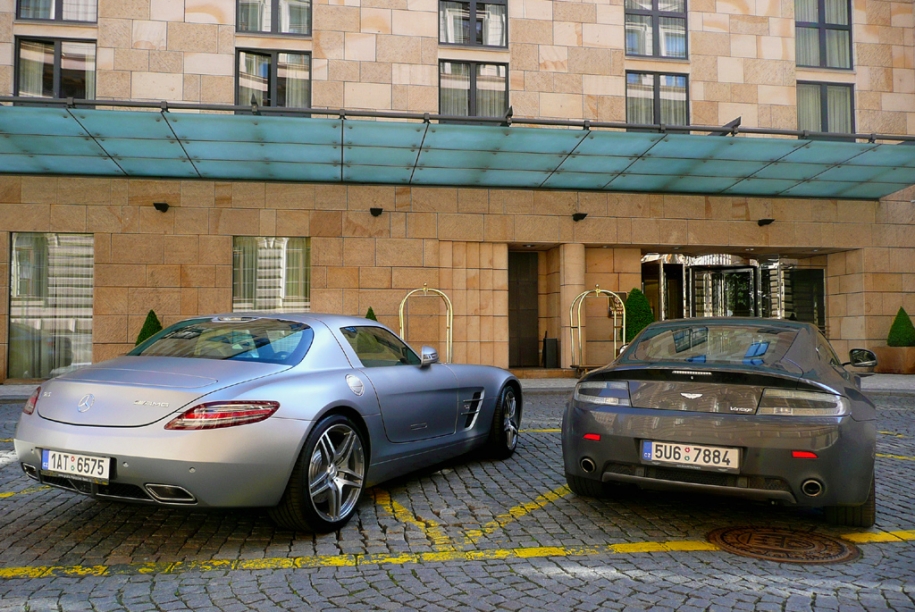 SLS a V8 Vantage