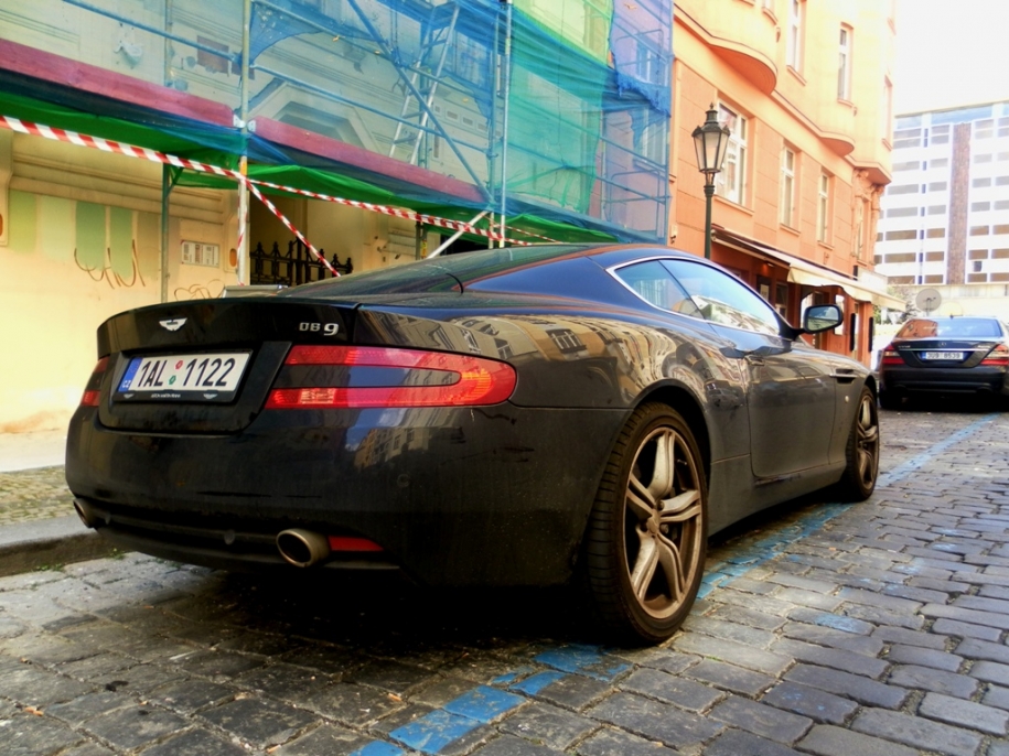 DB9