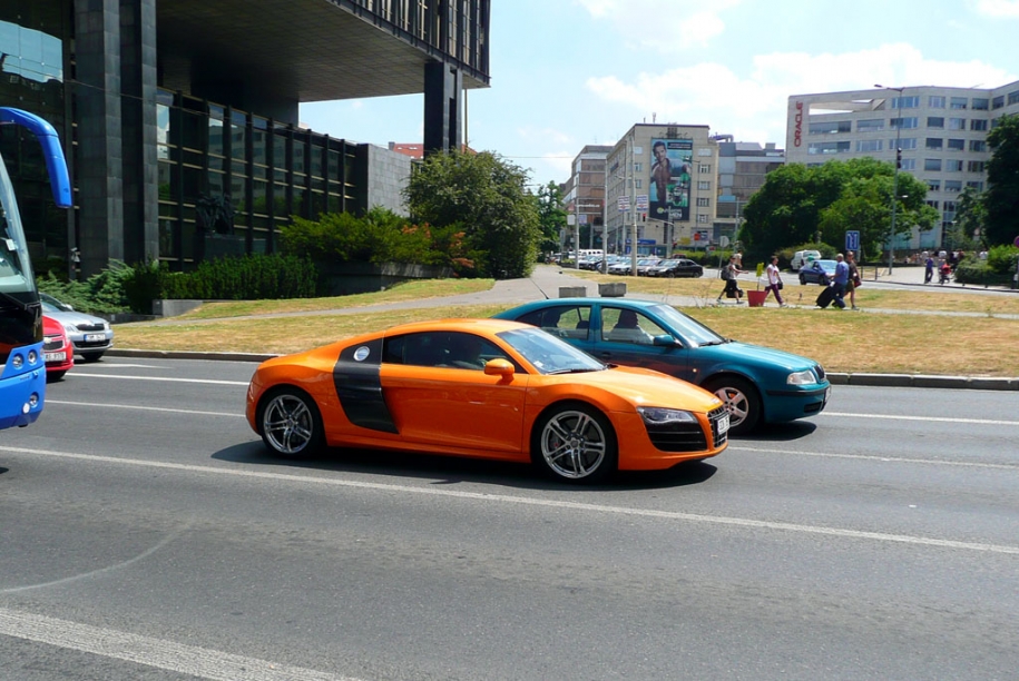 R8 V10
