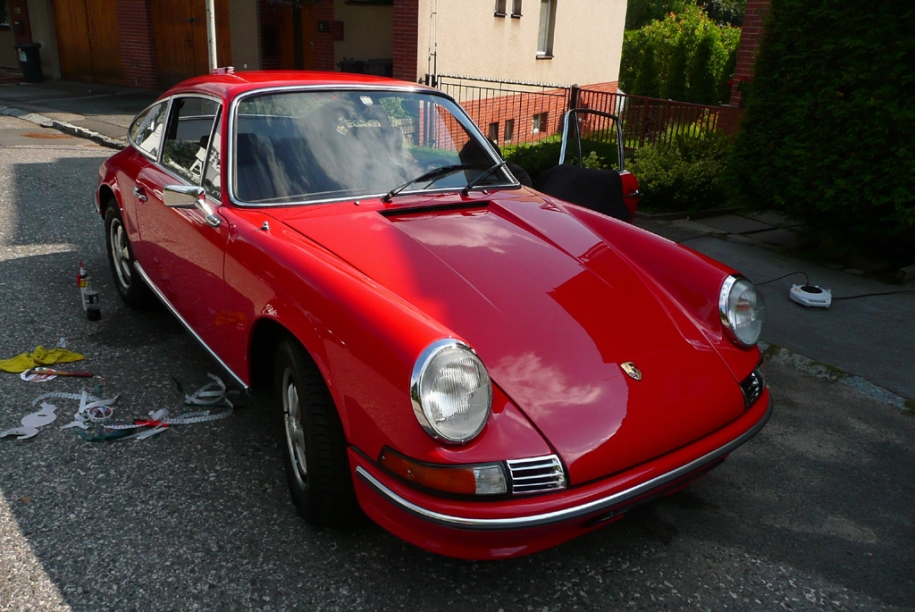 911