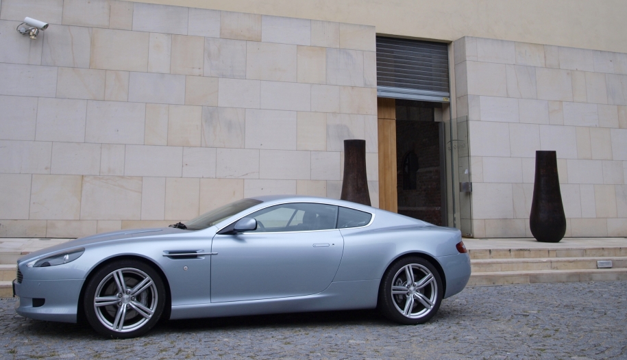 Aston Martin DB9