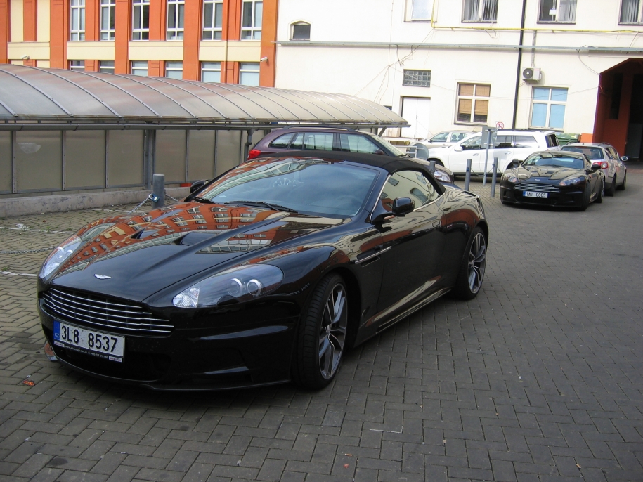 Aston Martin DBS a  DBS Volante