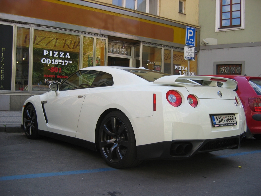 Nissan GT-R