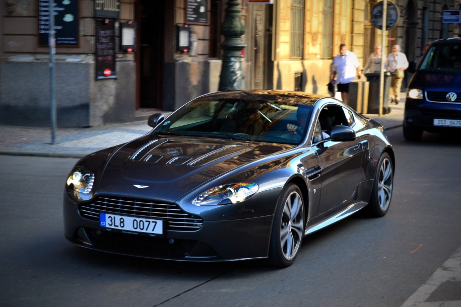 AM V12 Vantage