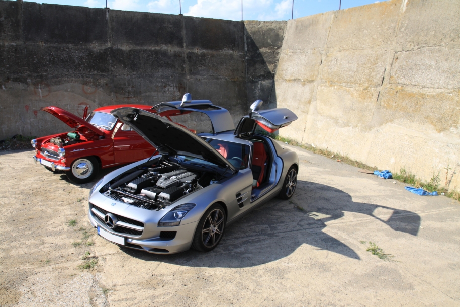 Mercedes Benz SLS 63 AMG  vs. Škoda Octavia 1962