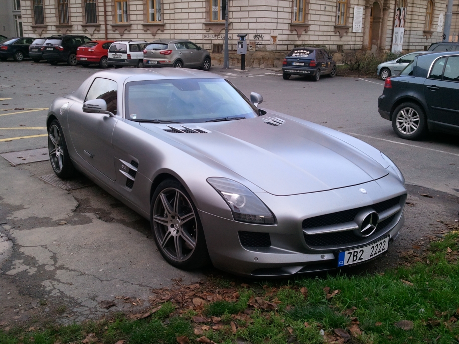 Mercedes-Benz SLS