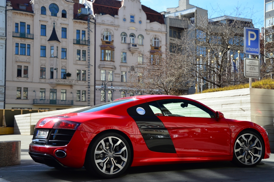 R8 V10