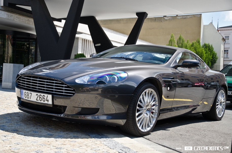 Aston Martin DB9 