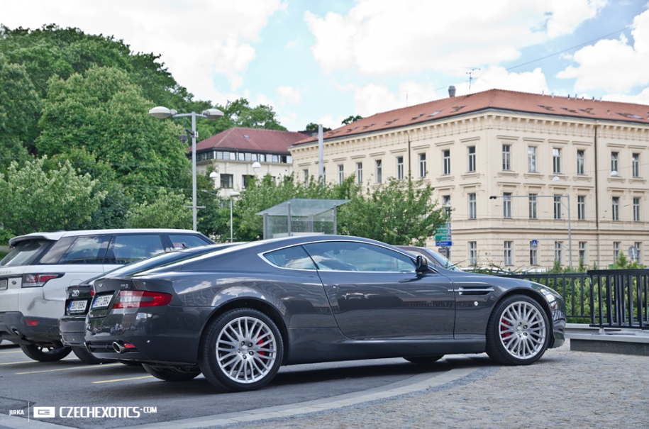 Aston Martin DB9 