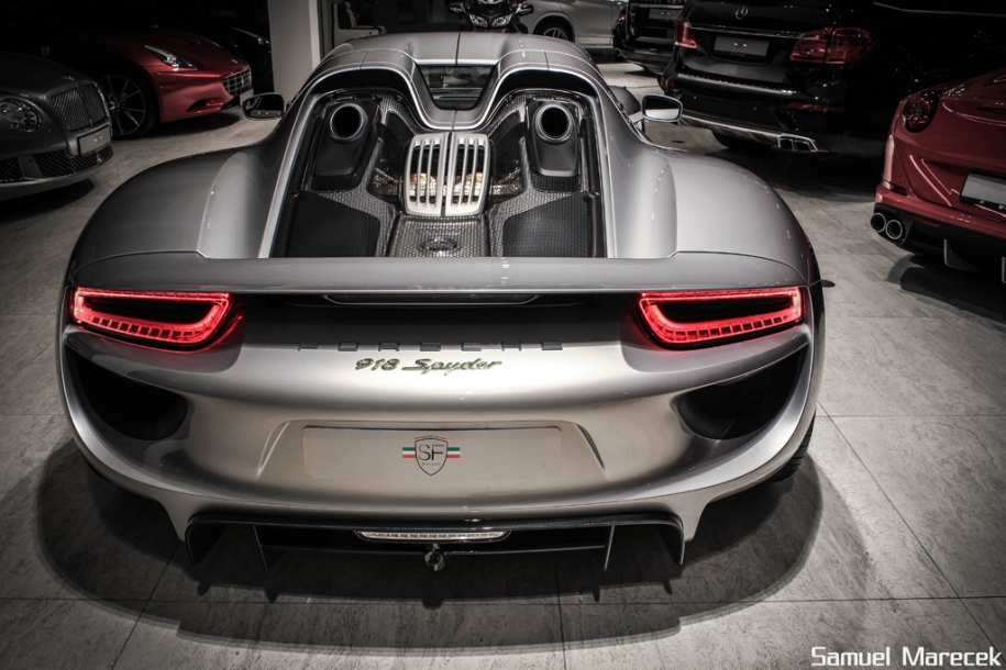 918 