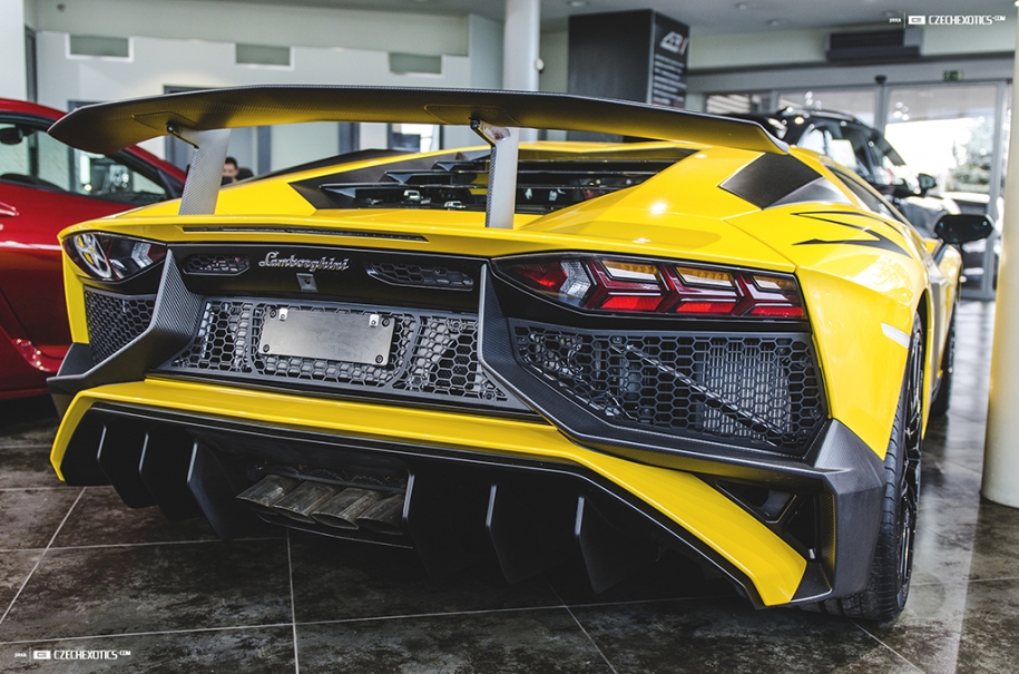 Aventador SV