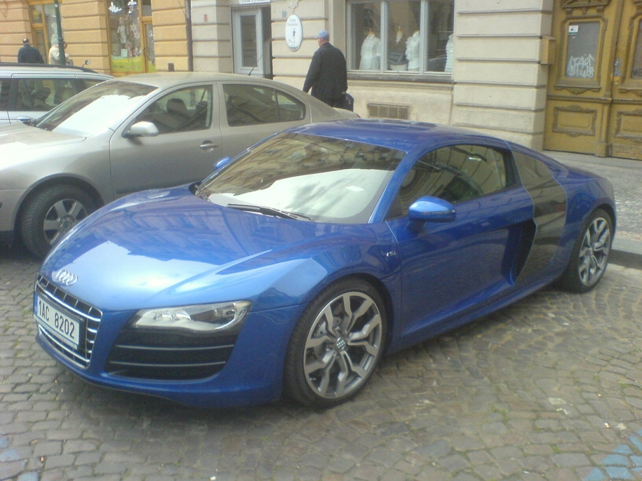 AUDI R8