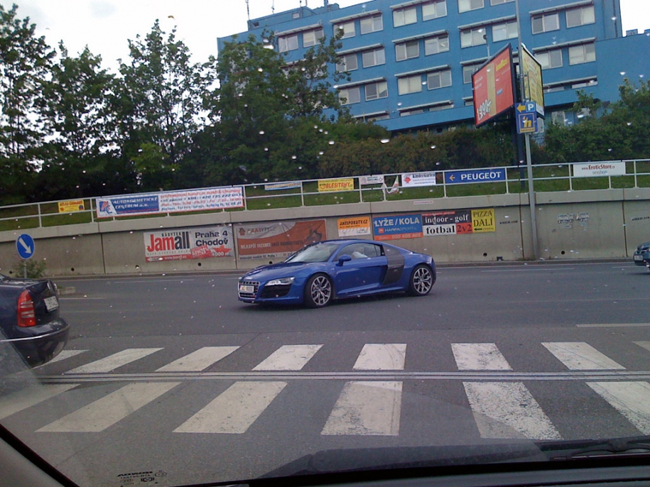 R8 V10