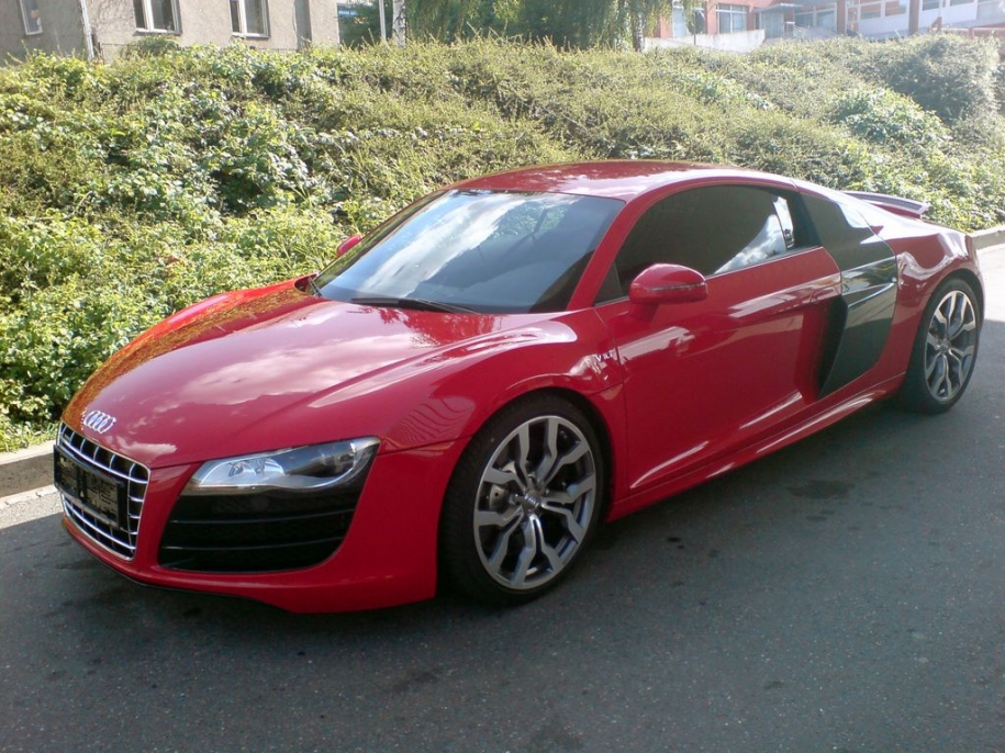 R8 V10