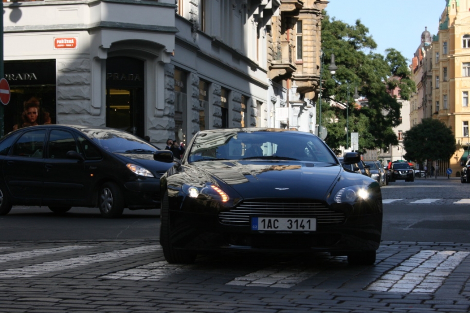 V8 Vantage