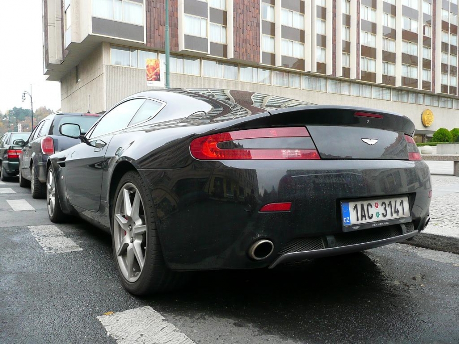 V8 Vantage