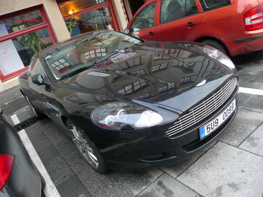 Aston Martin DB-9