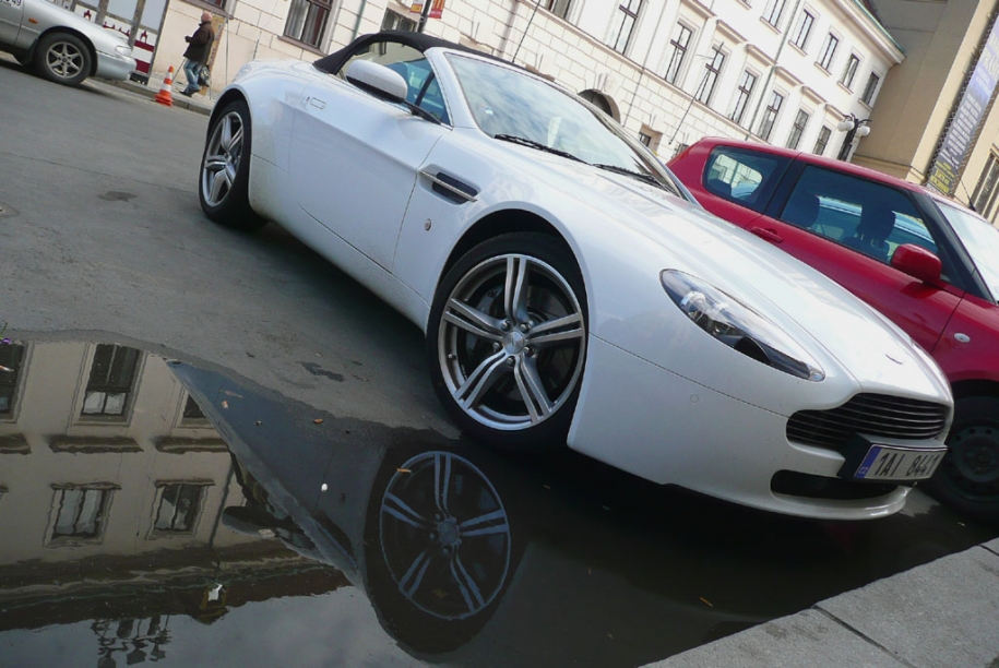 V8 Vantage Roadster